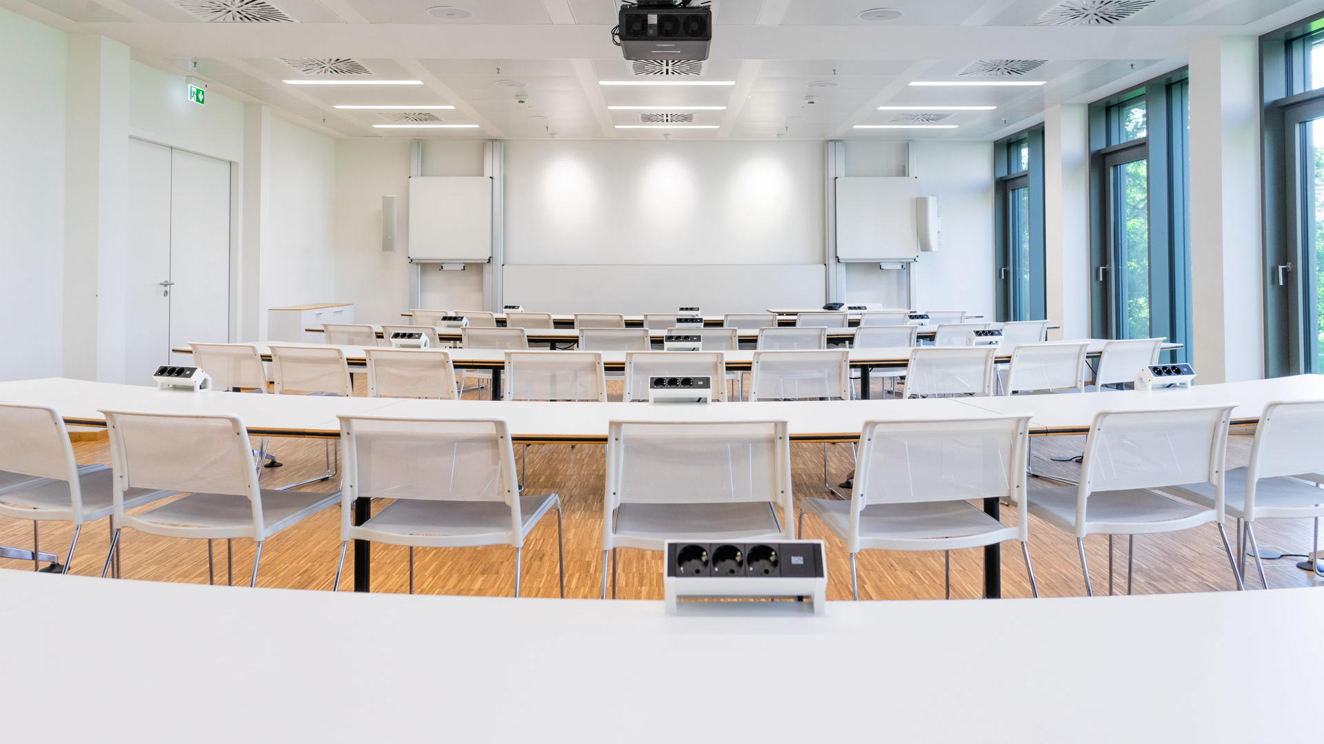 Auditorium in der HOLM GmbH mit Bestuhlung Sicht auf Whiteboard