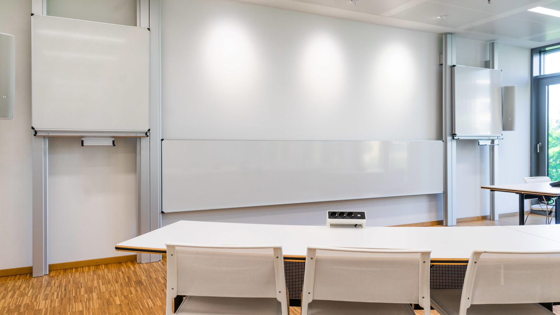 Auditorium in der HOLM GmbH mit Bestuhlung Sicht auf Whiteboard