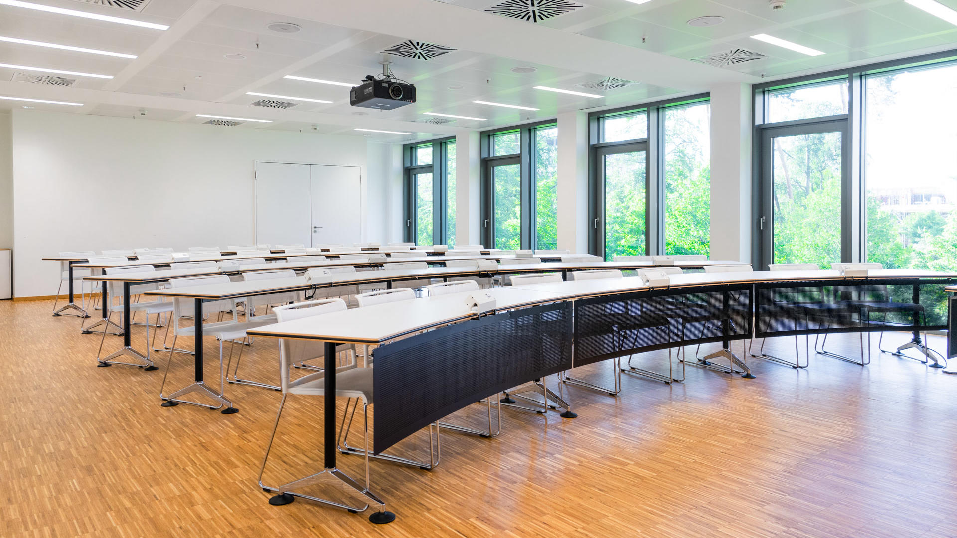 Auditorium in der HOLM GmbH Sicht auf Bestuhlung