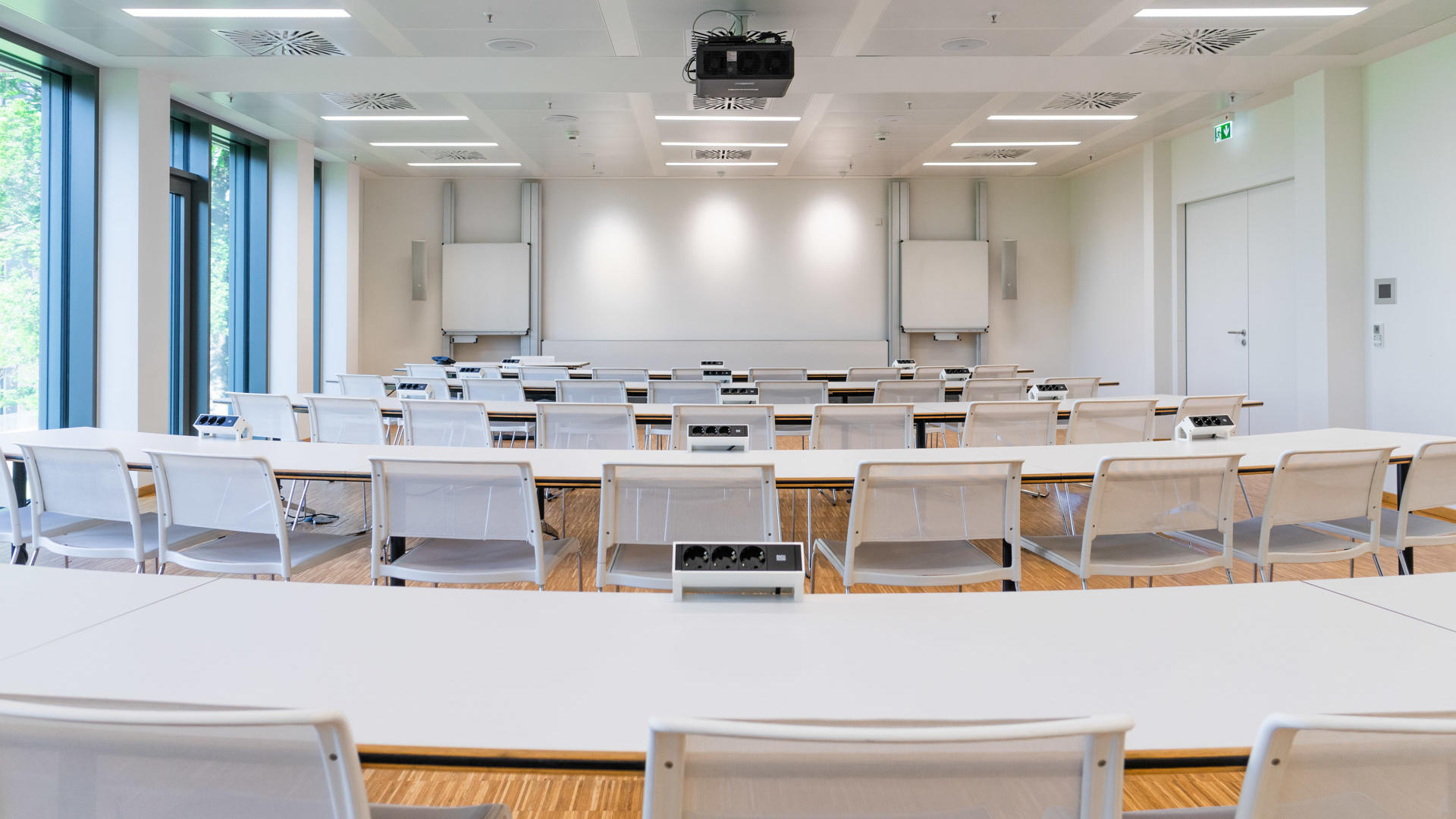 Auditorium in der HOLM GmbH mit Bestuhlung Sicht auf Whiteboard