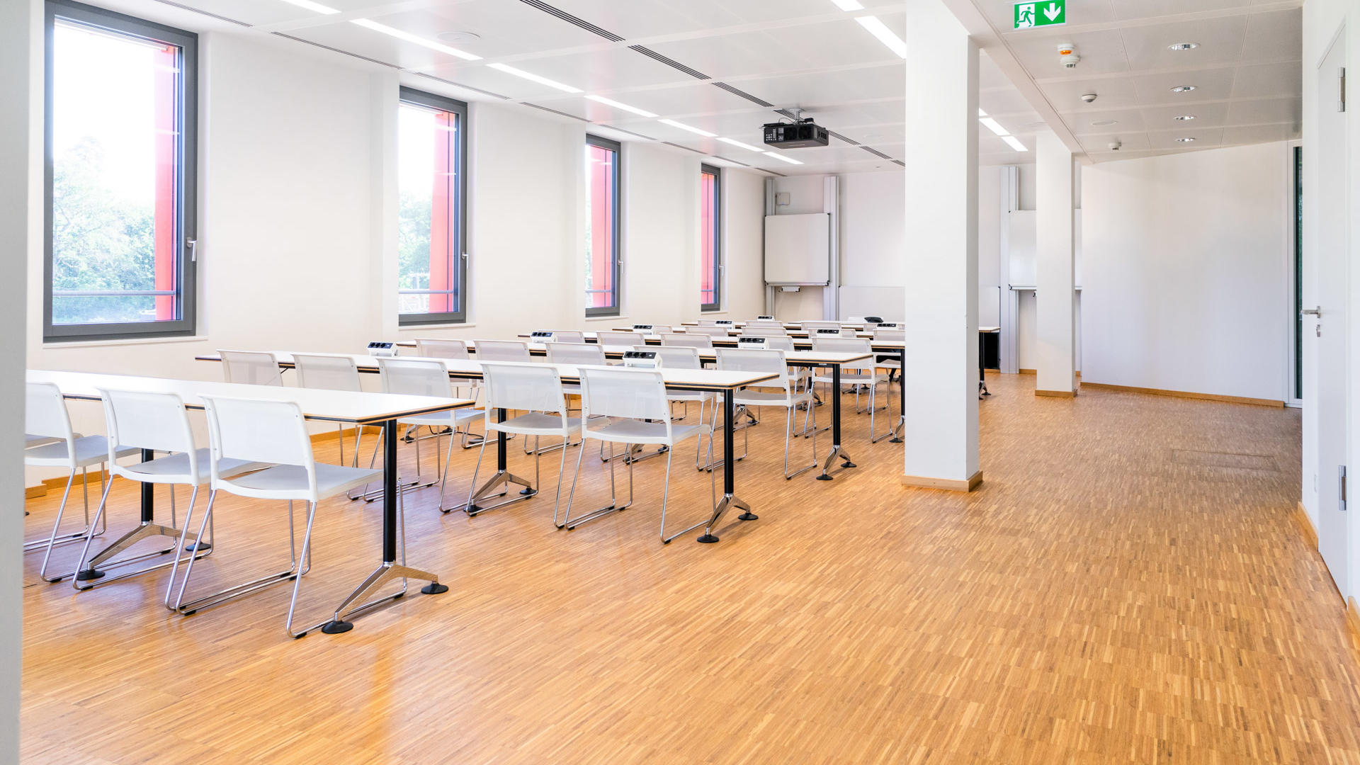 Auditorium in der HOLM GmbH mit Bestuhlung seitliche Sicht