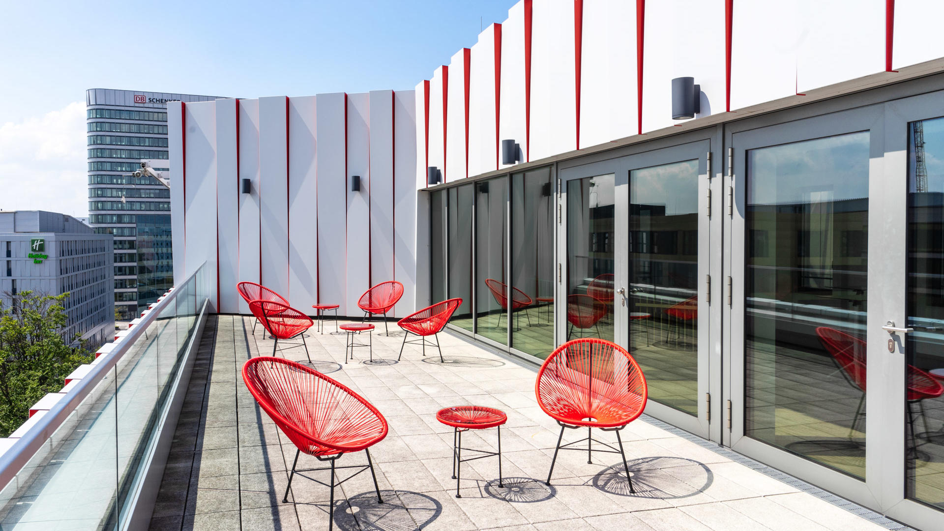 Terrasse der Open Lounge der House of Logistics and Mobility (HOLM) GmbH