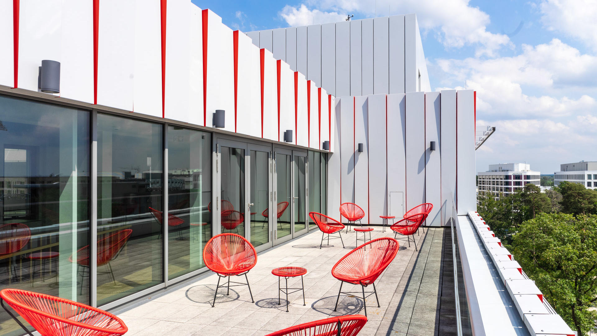 Terrasse Open Lounge der House of Logistics and Mobility (HOLM) GmbH