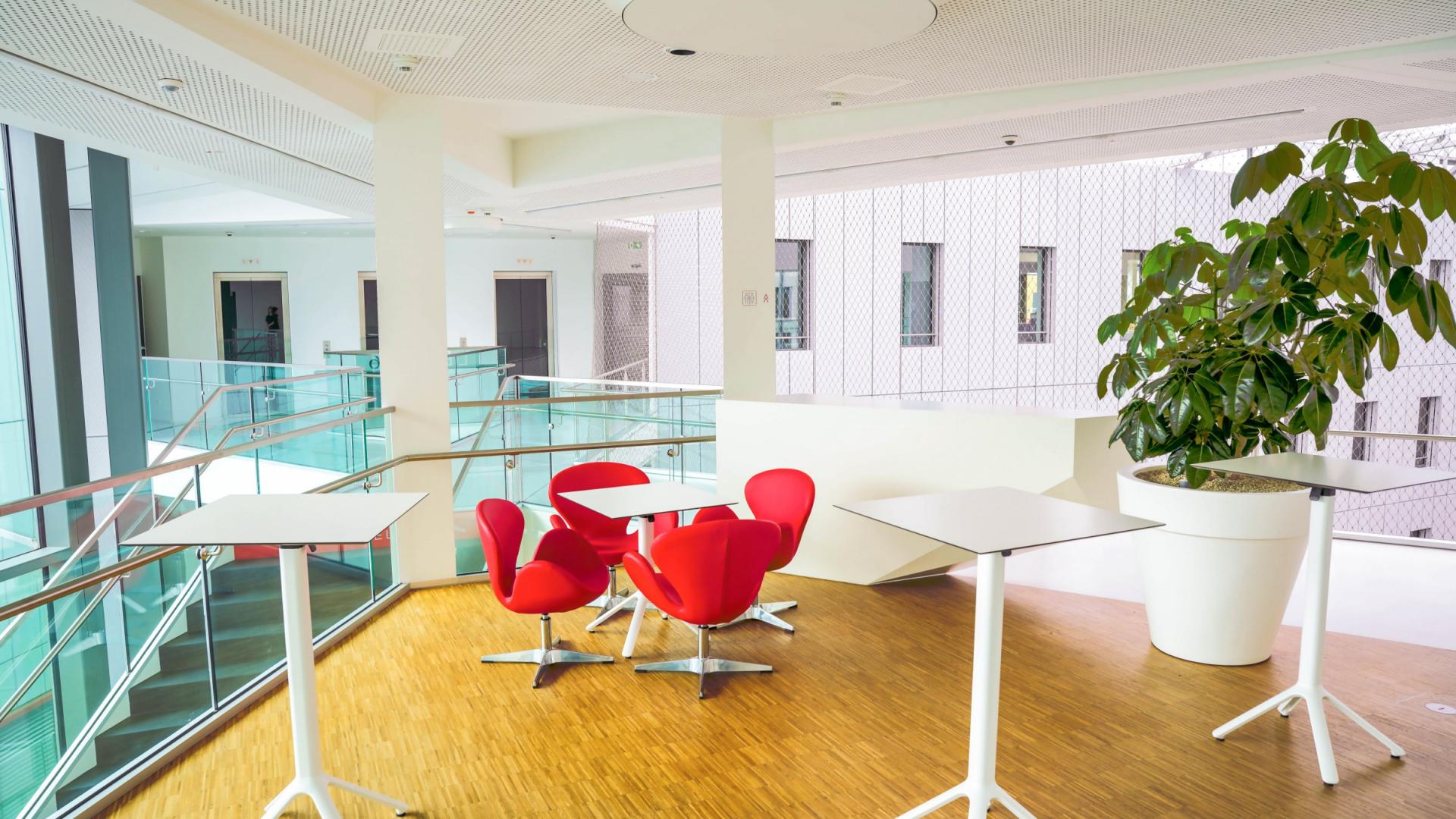 Stehtische und Sessel