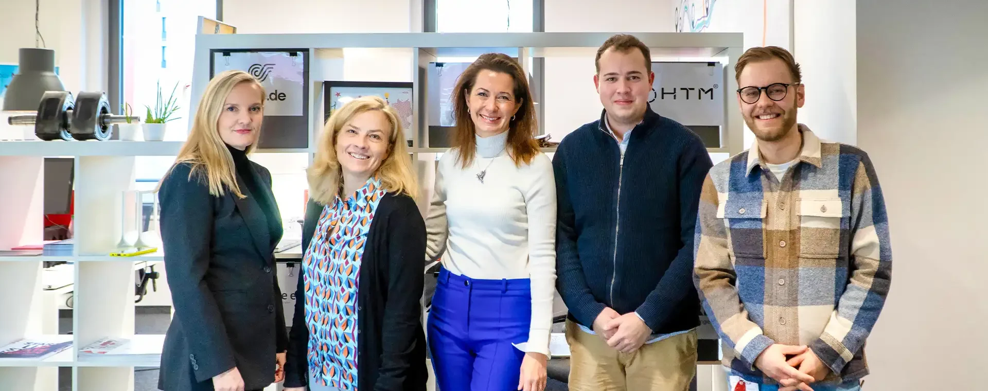 Gruppenbild der neuen Mitglieder der Start-up-Förderung@HOLM im Start-up-Lab. Von links nach rechts: Desiree Schmitz von PIKAPAK, Svenja Büsching und Leonie Godard von Croowy, Leonard Deike von Urbany Motors, Tom Bergmann vom HOLM