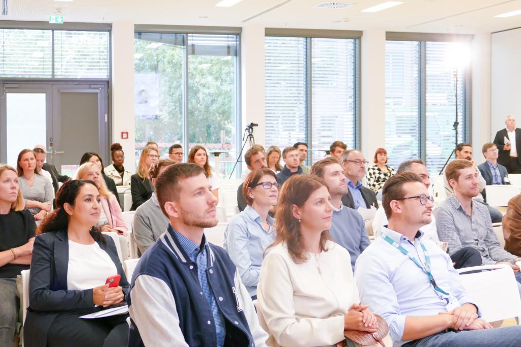 Menschen hören einen Vortrag