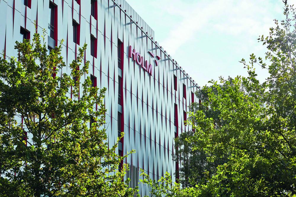 Holm Außenfassade mit Logo