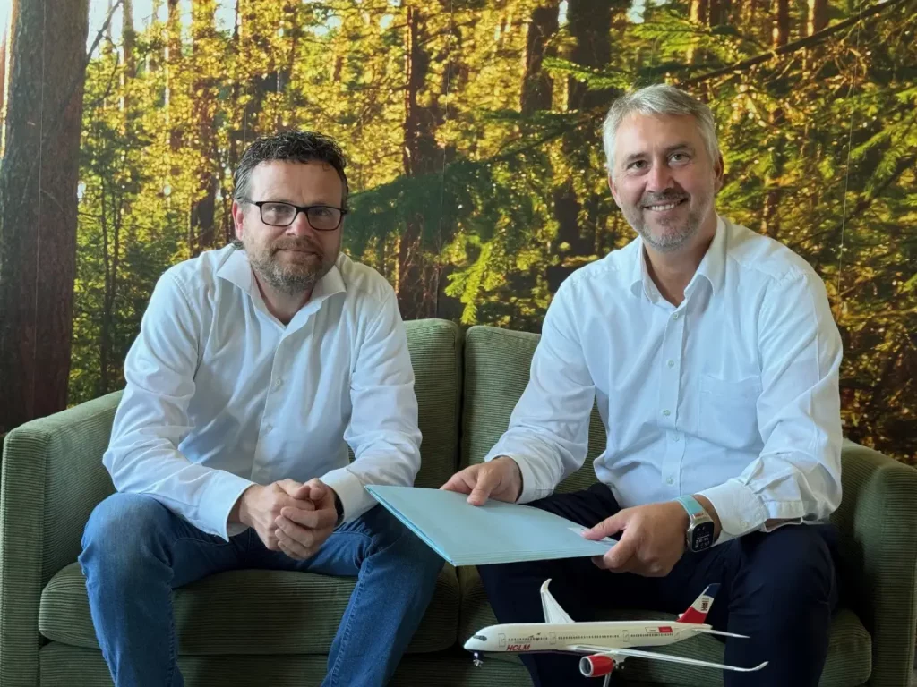 HOLM-Geschäftsführer Michael Kadow (rechts) mit Lars Ernst, Geschäftsführer des Kassel Airports.