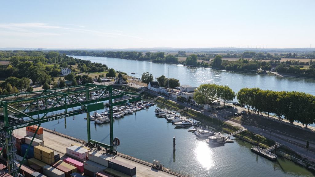 Flussanleger mit vielen Booten