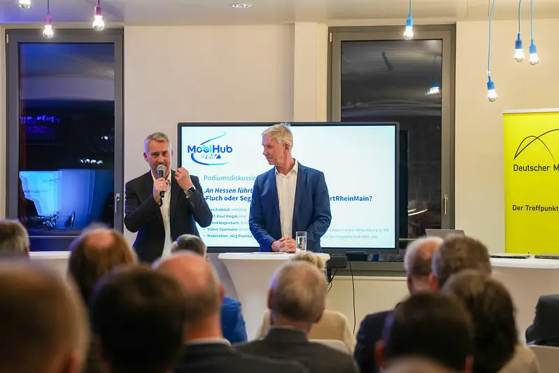 Eröffnung des RMV-MobiHubs im HOLM. Zu sehen ist HOLM-Geschäftsführer Michael Kadow während seiner kurzen Ansprache. Neben ihm RMS-Geschäftsführer und Moderator des Abends, Jörg Puzicha.