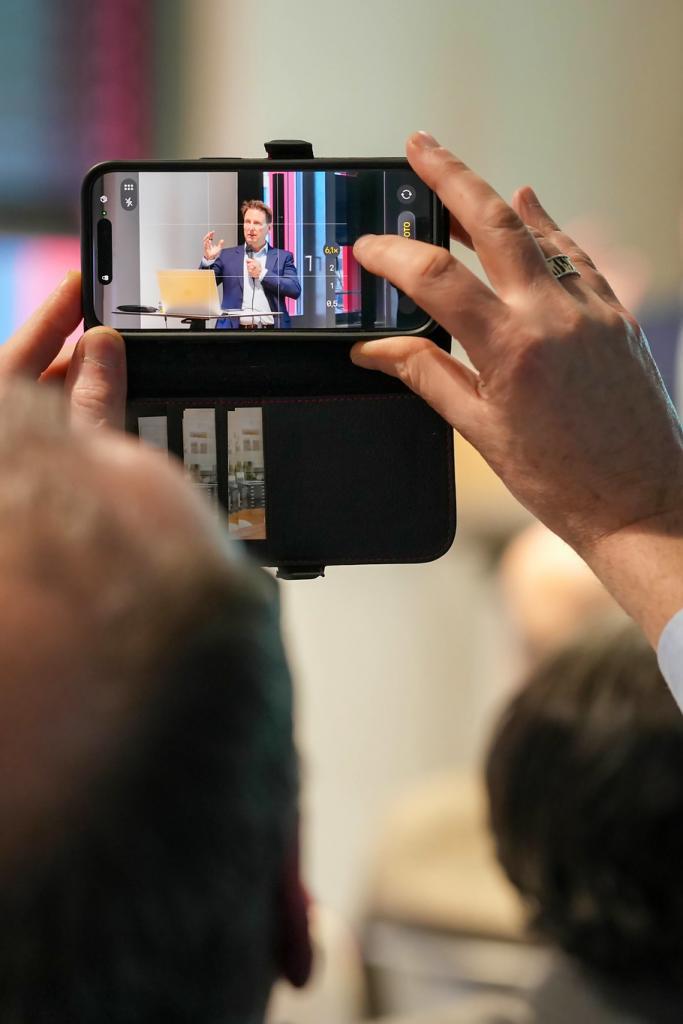 Mann macht ein Foto mit dem Handy