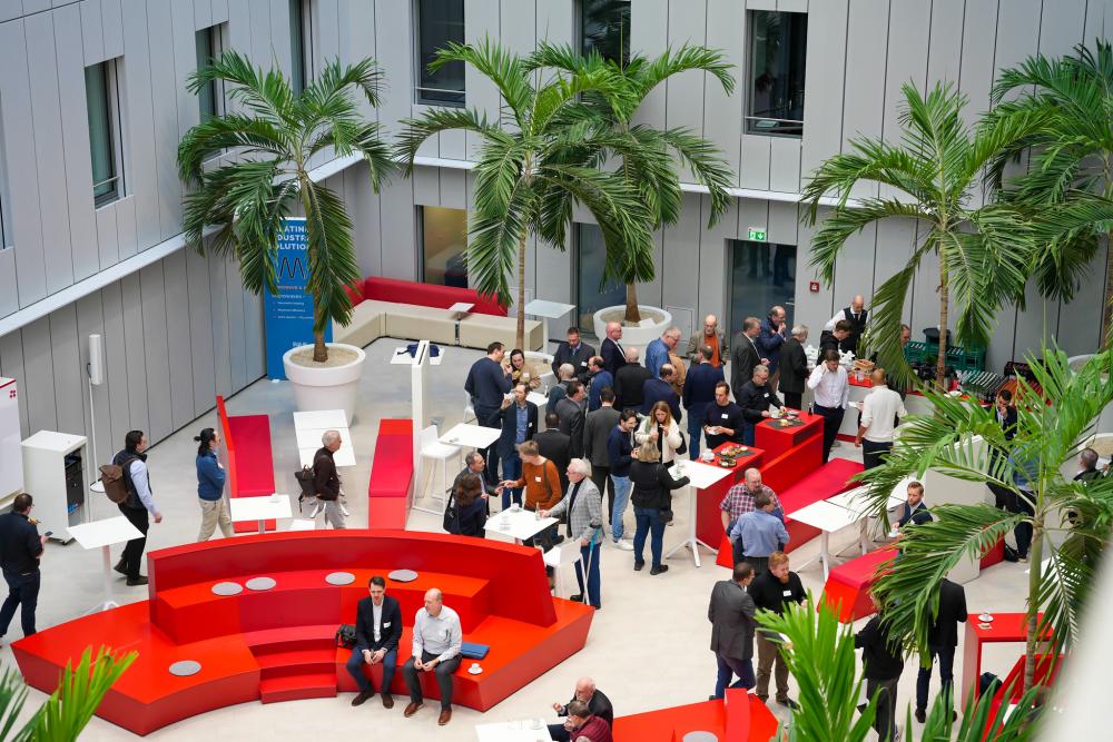 Ansicht auf Empore von oben mit Menschenansammlung