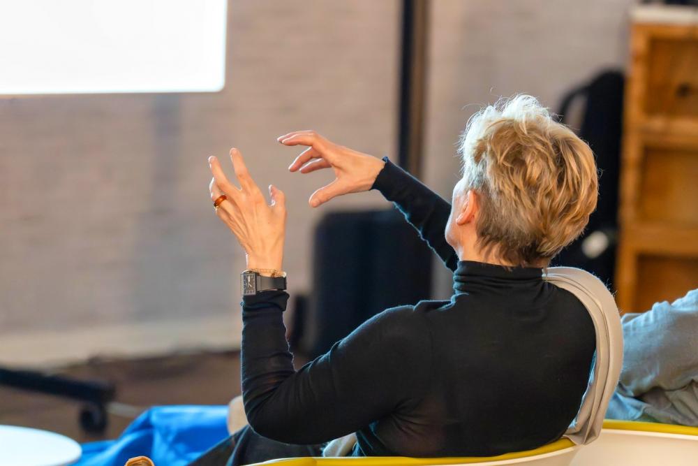 Detailansicht einer Frau mit verschränkten Händen am Filmabend